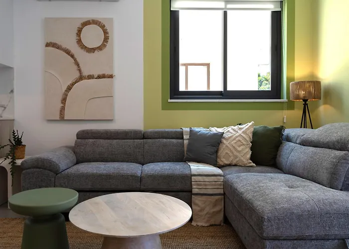 Apartment Solenne - Stylish 2-br & Balcony In