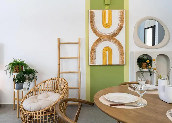 Solenne - Stylish 2-br & Balcony In Apartment