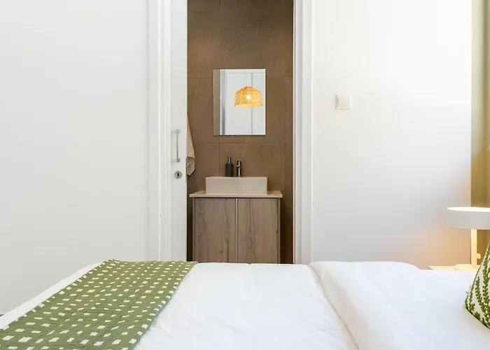 Solenne - Stylish 2-br & Balcony In Apartment