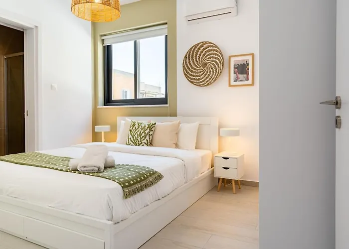 Solenne - Stylish 2-br & Balcony In Apartment *