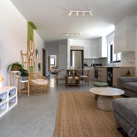 Solenne - Stylish 2-br & Balcony In Apartment