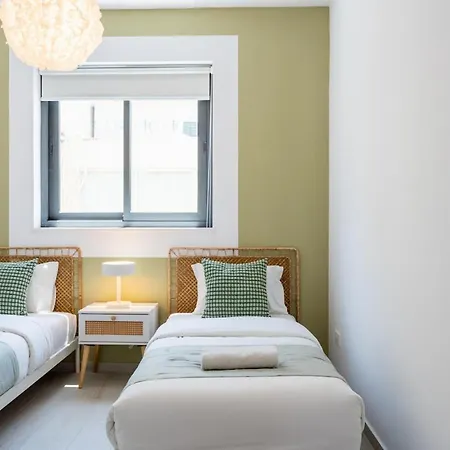 Solenne - Stylish 2-br & Balcony In דירה