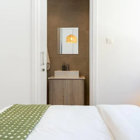 Solenne - Stylish 2-br & Balcony In Διαμέρισμα