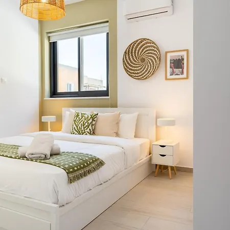 Solenne - Stylish 2-br & Balcony In Διαμέρισμα *