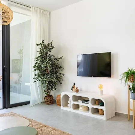Solenne - Stylish 2-br & Balcony In Apartment Larnaca