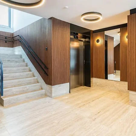 Apartman Solenne - Stylish 2-br & Balcony In