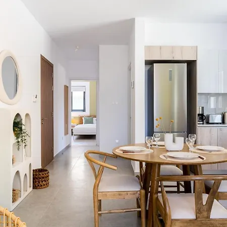 Solenne - Stylish 2-br & Balcony In